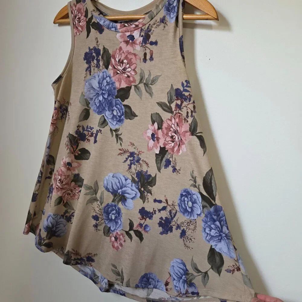 EUC EGS FLORAL TANK TOP SOFT AND FLOWY SIZE MEDIUM
